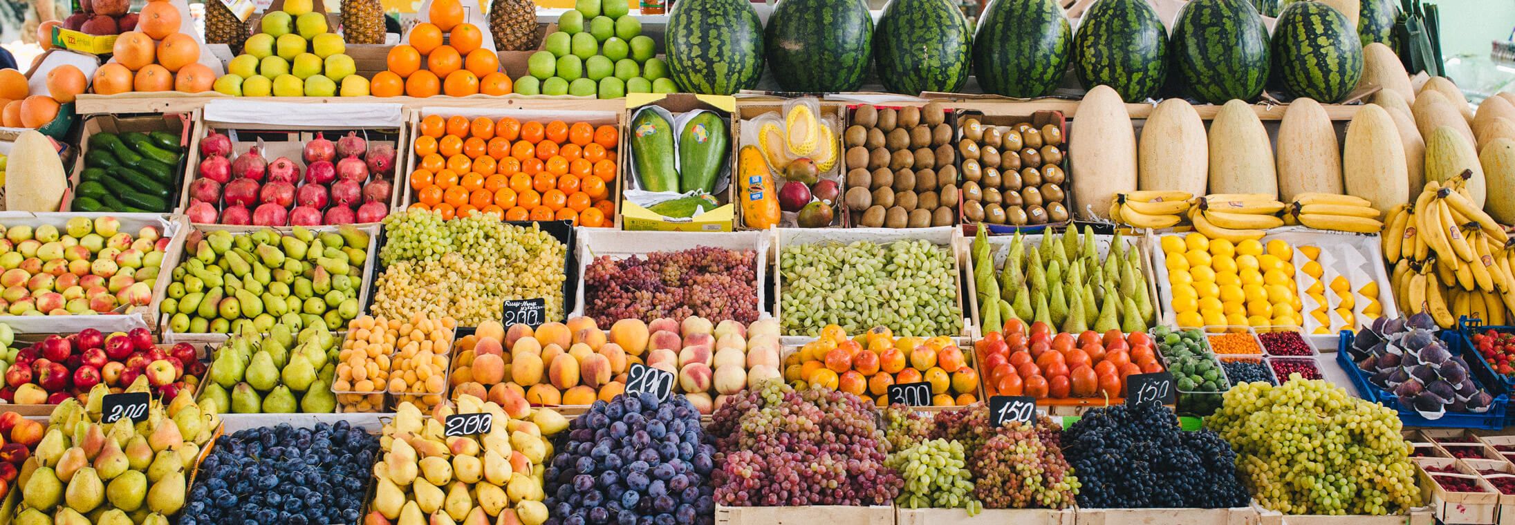Рынок свежих овощей. Прилавок с овощами и фруктами. Ассортимент фруктов и овощей. Прилавок с овощами и фруктами на рынке. Овощи на рынке.
